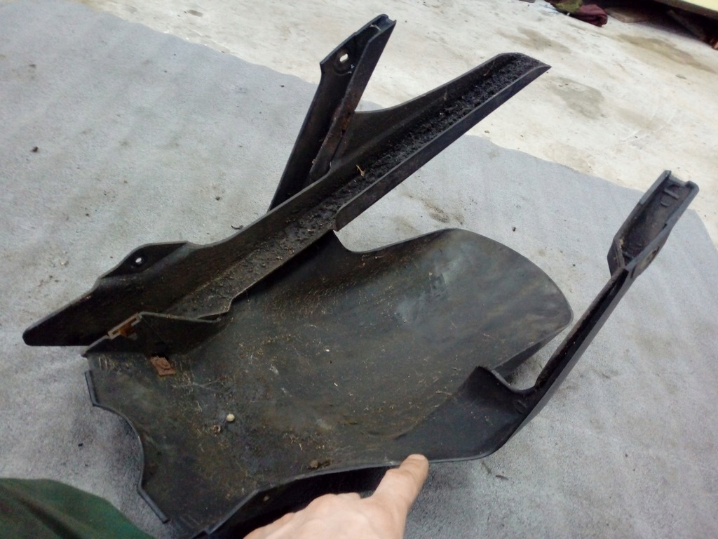 YAMAHA YZF 600 THUNDERCAT FENDER PASURI ROȚI SPATE Lant capac clapete de noroi SPATE Product image