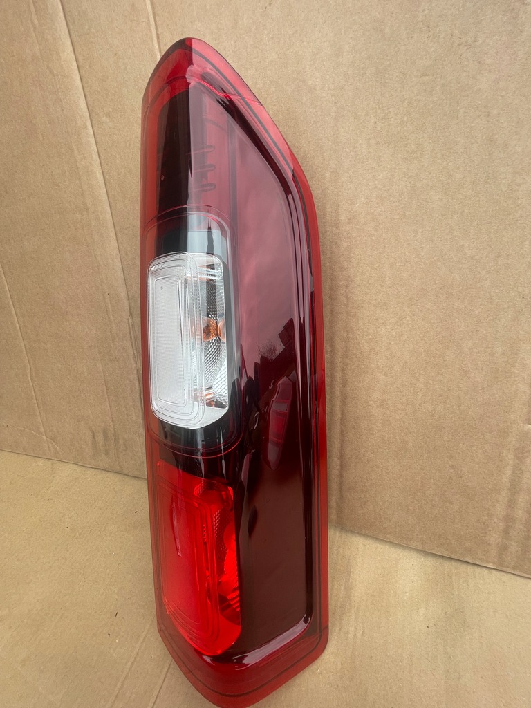 RENAULT TRAFIC III VIVARO B LAMPĂ SPATE DREAPTA Product image