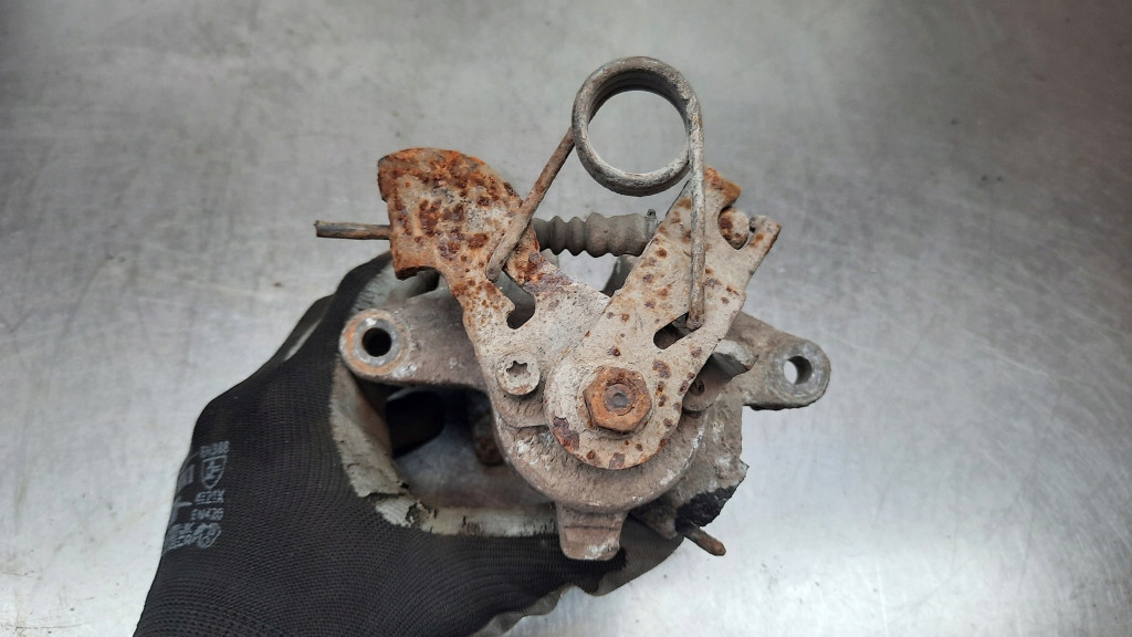 ETRIER DE FRANA STANGA SPATE AUDI A4 B6 AVANT KOMBI 02R 2.0B Product image