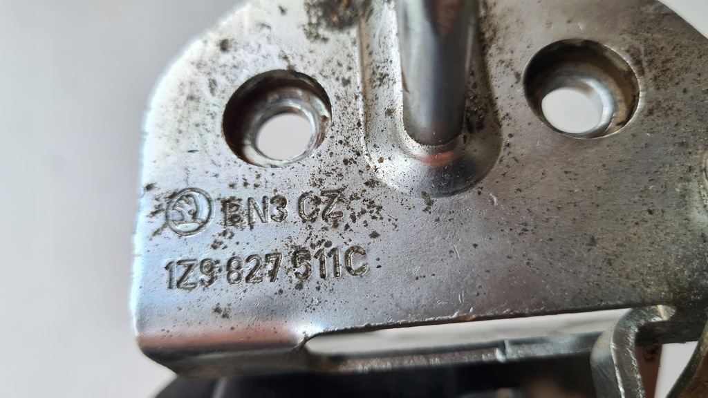 Skoda Octavia II 04-12 break Dispozitiv de blocare a clapetei din spate cu șurub 1Z9827511C Product image