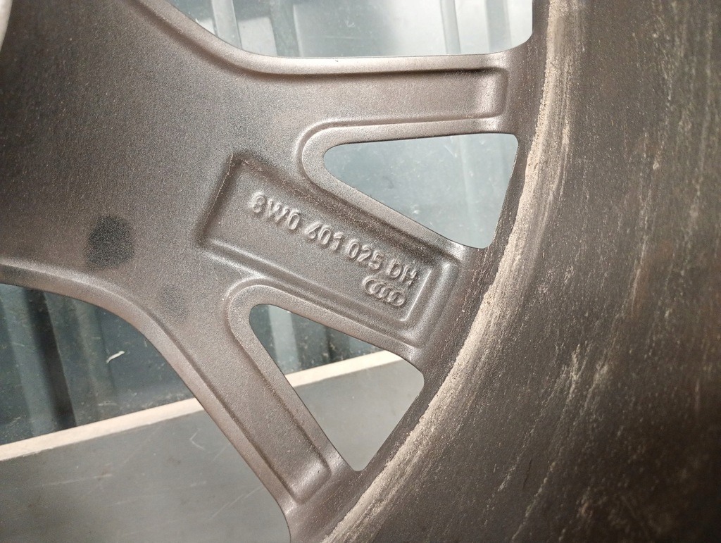 8W0601025DH Aluminum Rim 8.5JX19H2 ET40 5X112 AUDI SPORT A4 B9 8W A5 S5 Product image