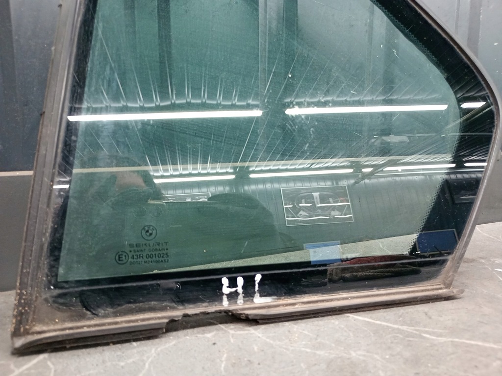 Triunghiul ferestrei ușii din spate stânga BMW E38 94-01R Product image