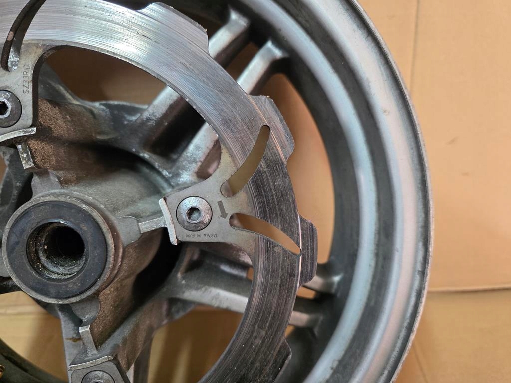 Suzuki Burgman un 650 02-12 lângă marginea din spate Product image