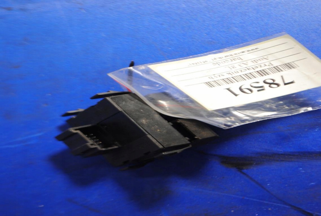 Audi A3 8L Lift 1.9 TDI Switch Glass 8L0959851 Product image