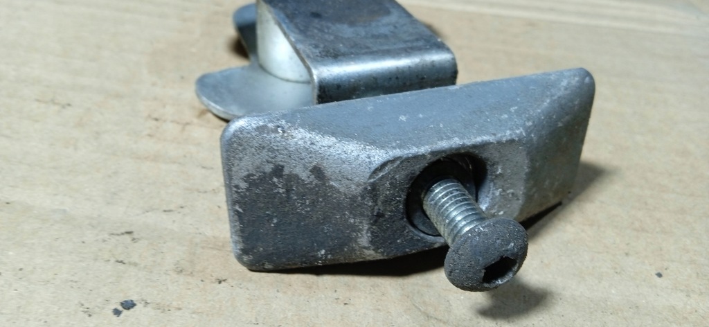 SUZUKI GSF 600 1200 BANDIT TENSIONATOR LANȚ ROATA SPATE Product image