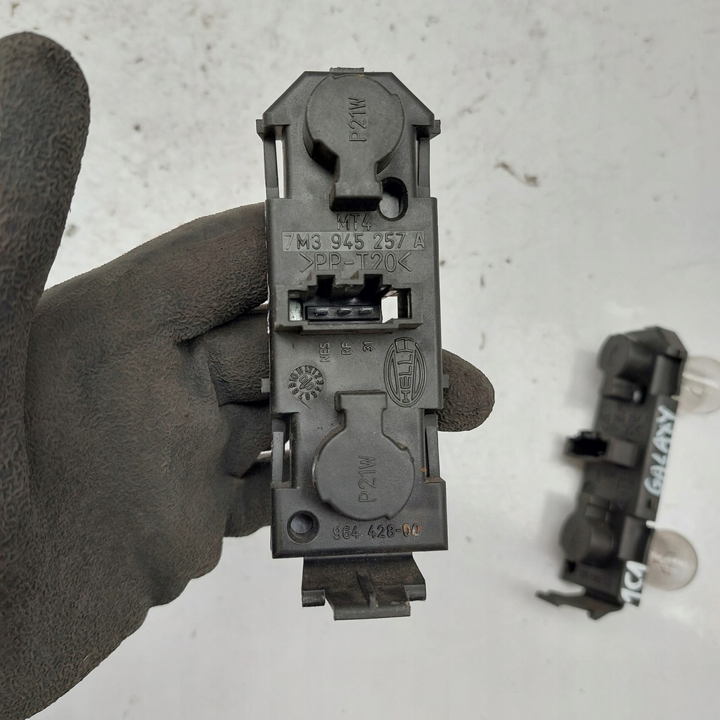 FORD GALAXY MK1 INSERȚIE LAMPĂ STÂNGA/DREAPTA SPATE ÎN CAPOTA 7M3945257A HELLA Product image