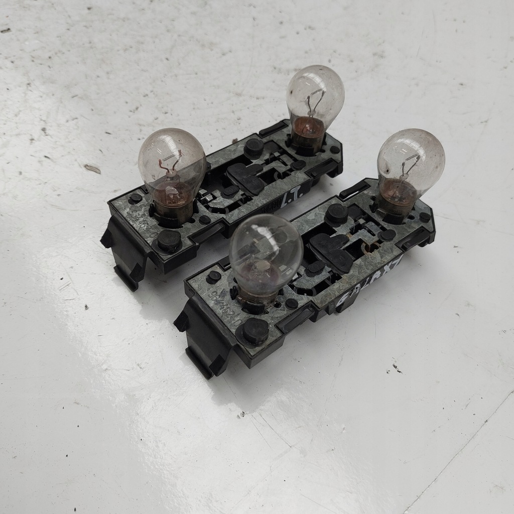 FORD GALAXY MK1 INSERȚIE LAMPĂ STÂNGA/DREAPTA SPATE ÎN CAPOTA 7M3945257A HELLA Product image