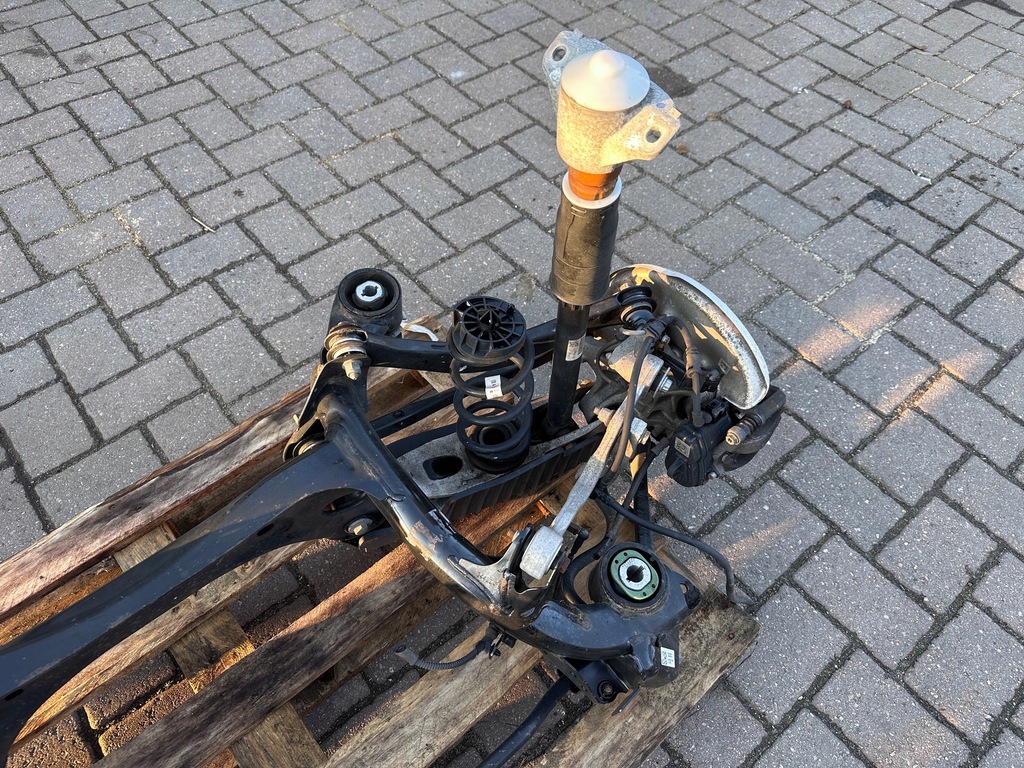 Audi A4 B9 A5 F5 8W Suspensie din spate Beam complet Product image