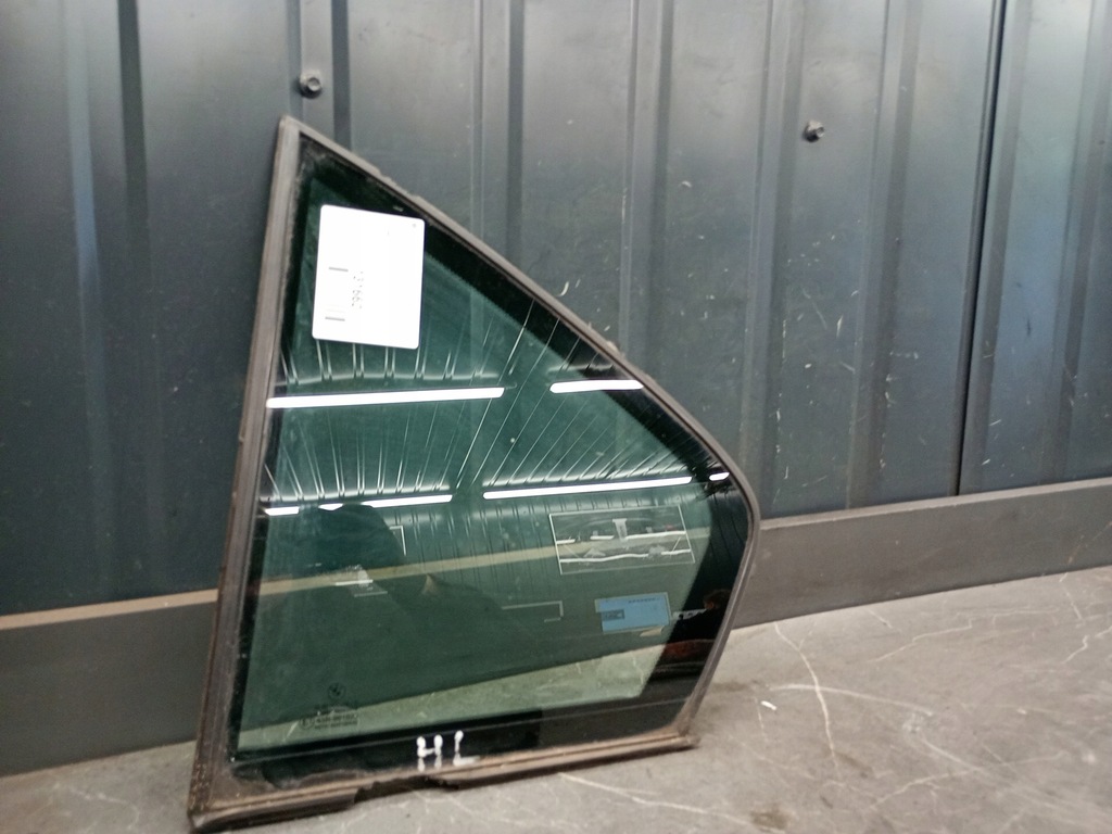 Triunghiul ferestrei ușii din spate stânga BMW E38 94-01R Product image