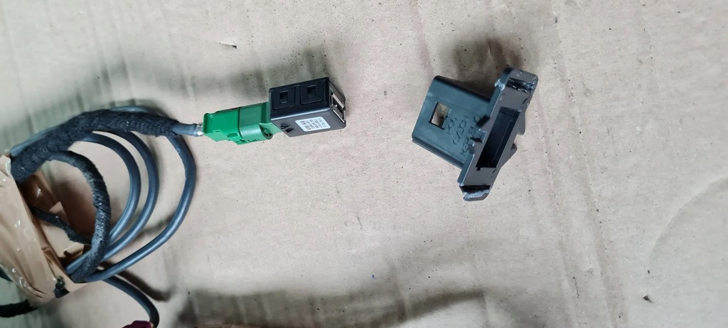 A5 8W PRISE ÎNCĂRCĂTOR INSTALARE CABLAMENT PORT USB 8W0035708A A4 B9 8W Product image