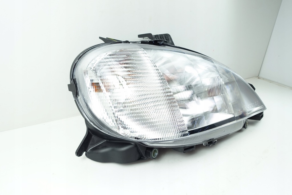 LAMPA FATA DREAPTA MERCEDES ML W163 1998-2001 HELLA 1EA963130-461 Product image