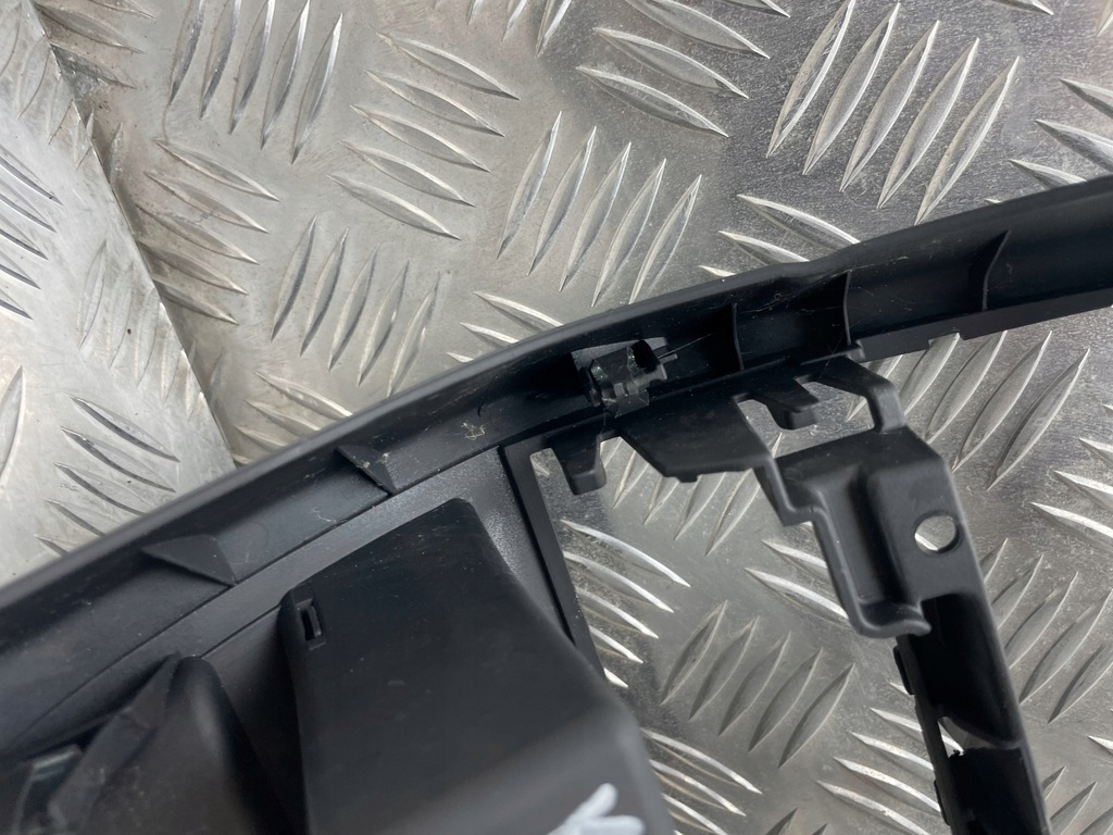 CAPAC BMW F10, PLACA CONSOLĂ TUNEL CENTRAL, LAMPĂ ȚIGĂRI SPATE 9206664 Product image