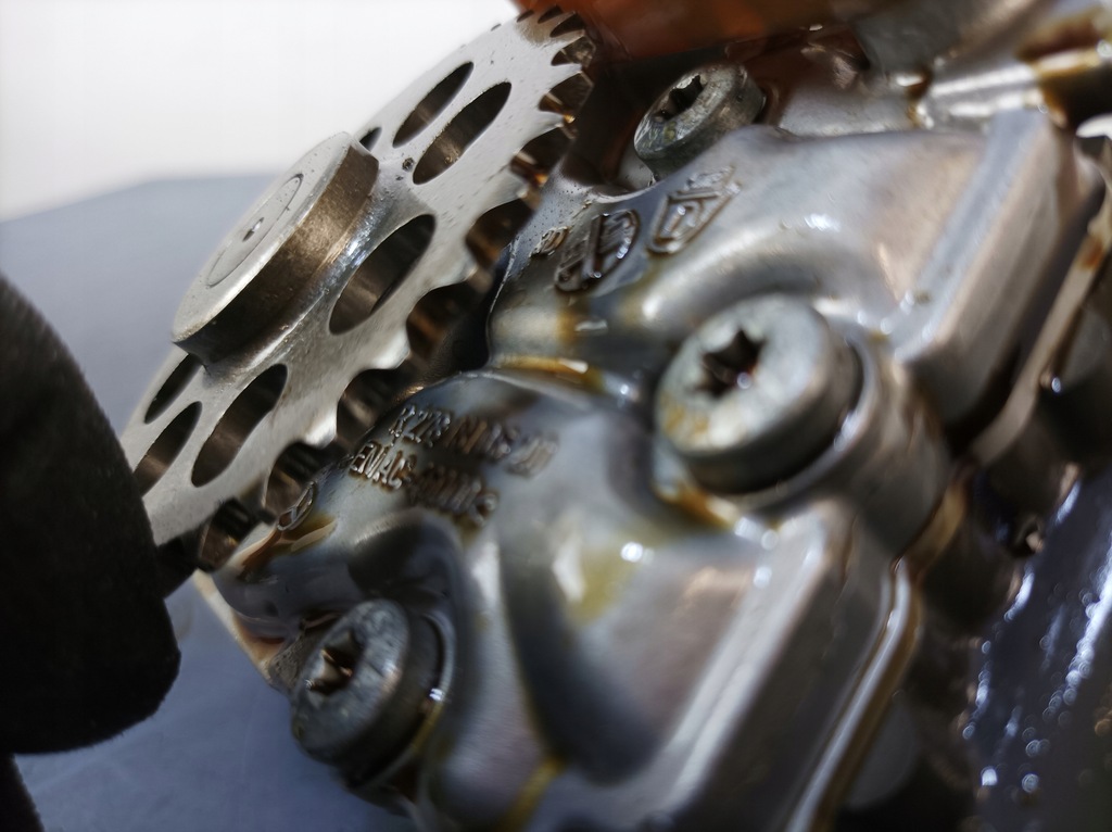 MERCEDES C43 W205 3.0B POMPA ULEI R2781810601 Product image