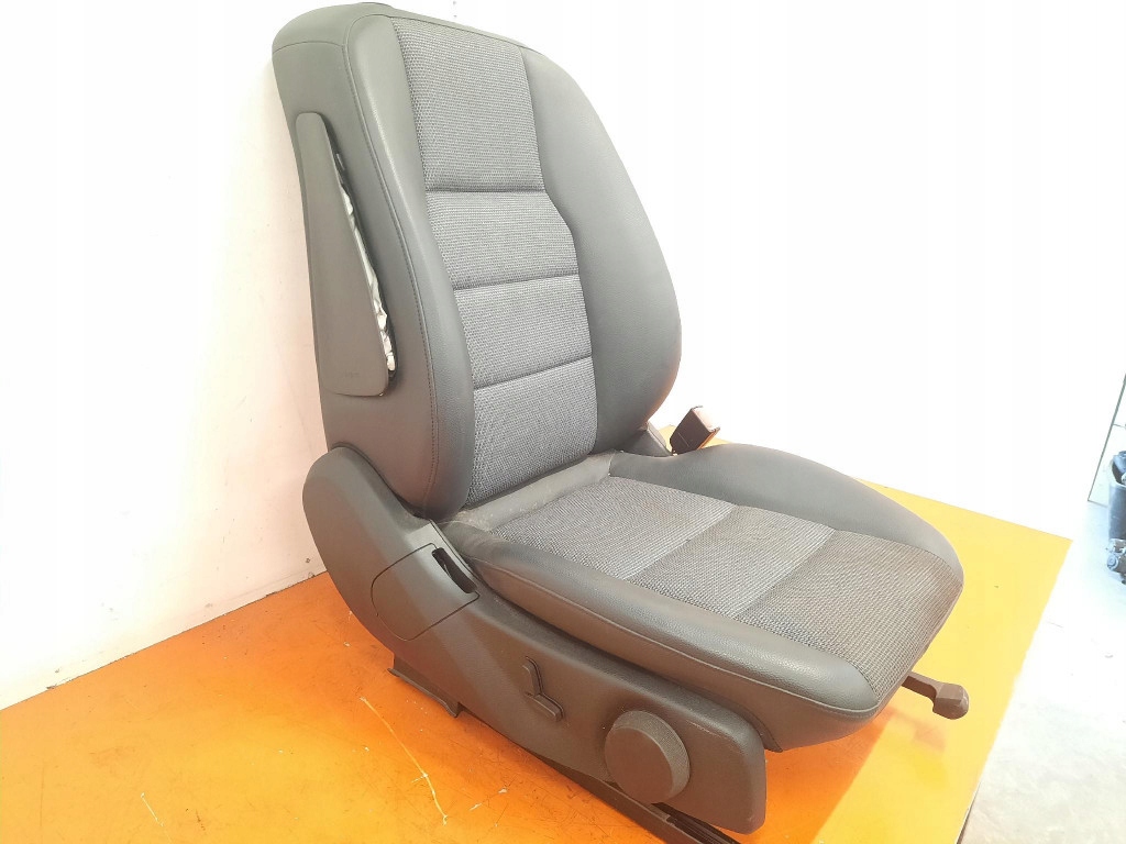 Mercedes Clasa C în 204 07-14 Scaunul pasagerului în față 20420810 Product image