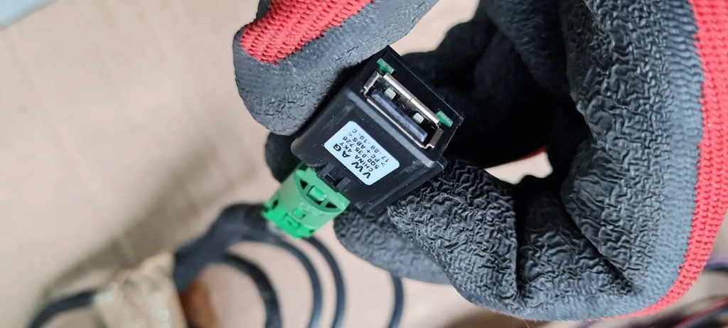 A5 8W PRISE ÎNCĂRCĂTOR INSTALARE CABLAMENT PORT USB 8W0035708A A4 B9 8W Product image