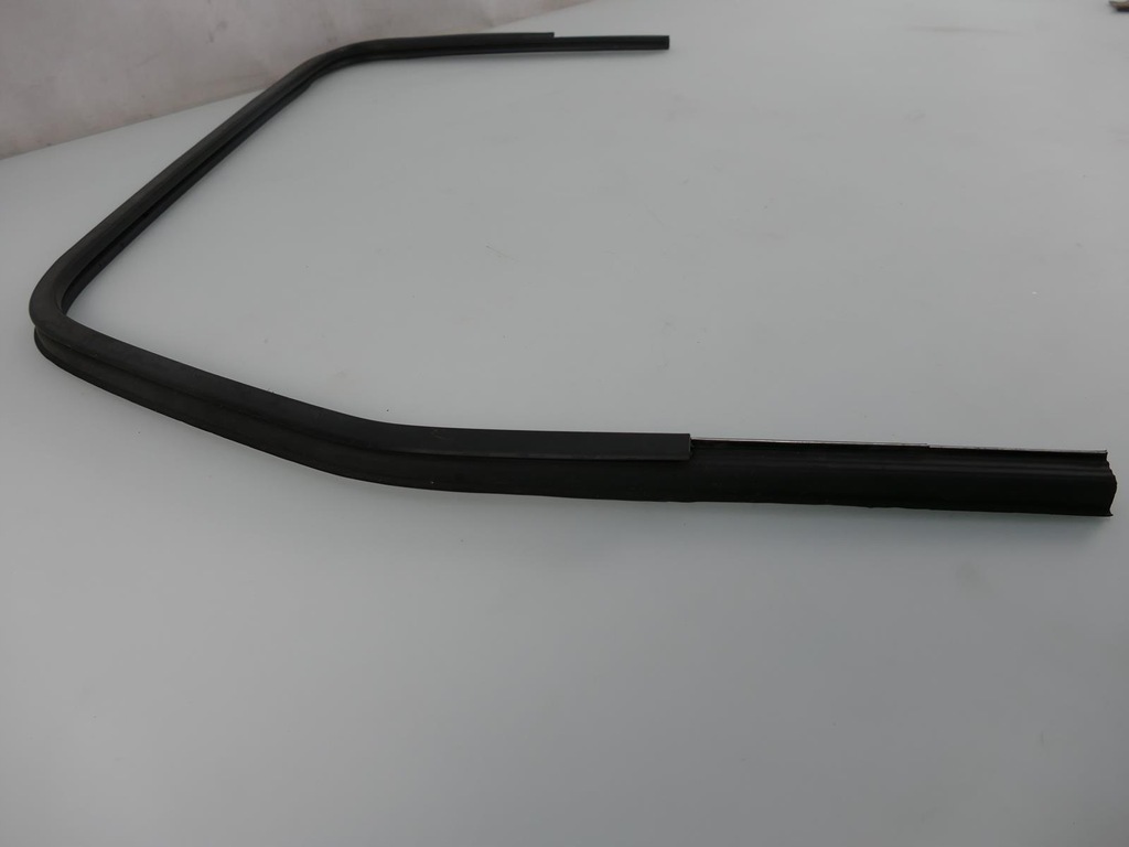 MITSUBISHI CANTER FUSO 7C15 DOOR WINDOW SEAL Product image