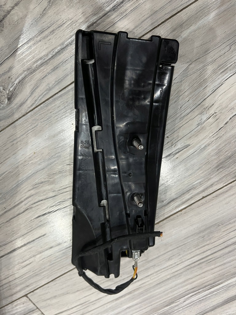 Perna de scaun airbag stânga Peugeot 208 9802247780 Product image