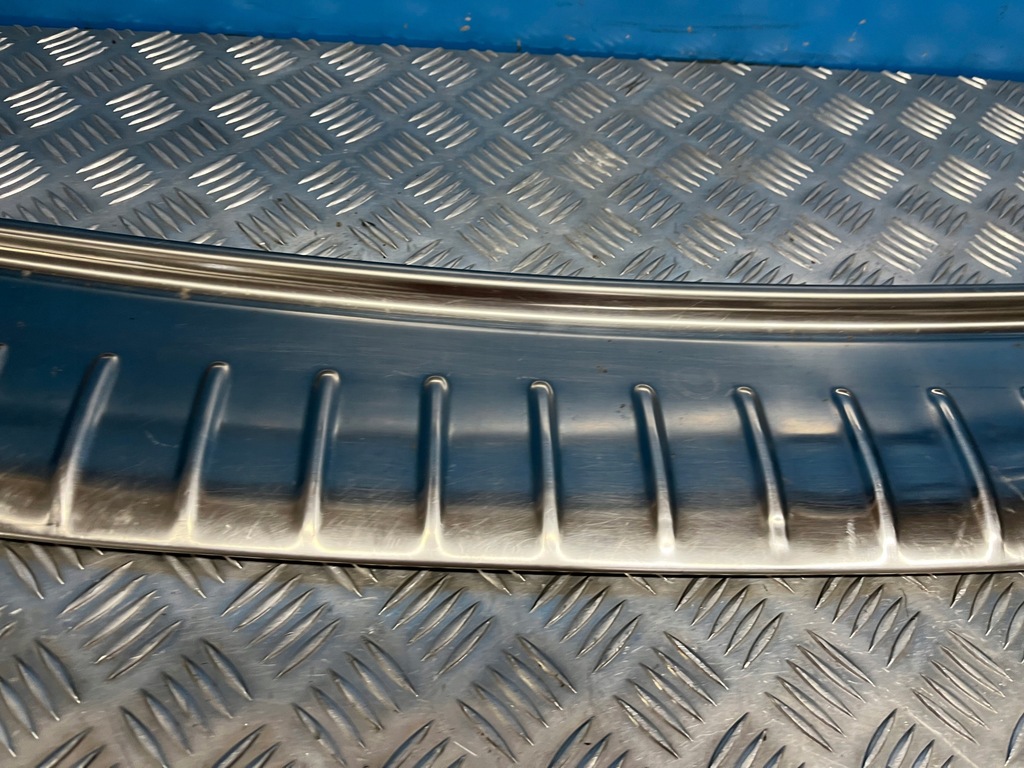 PORSCHE CAYENNE S I 7L CAPAC BARĂ SPATE CROMAT Product image