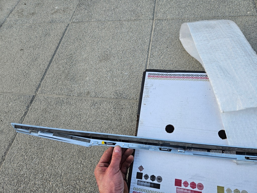 Mercedes W205 Sedan LAPE OF CHROME A2057430082 Product image