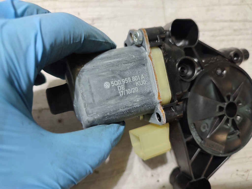 Volkswagen Touran III 20R 5 partea stângă spate a motorului de sticlă Product image