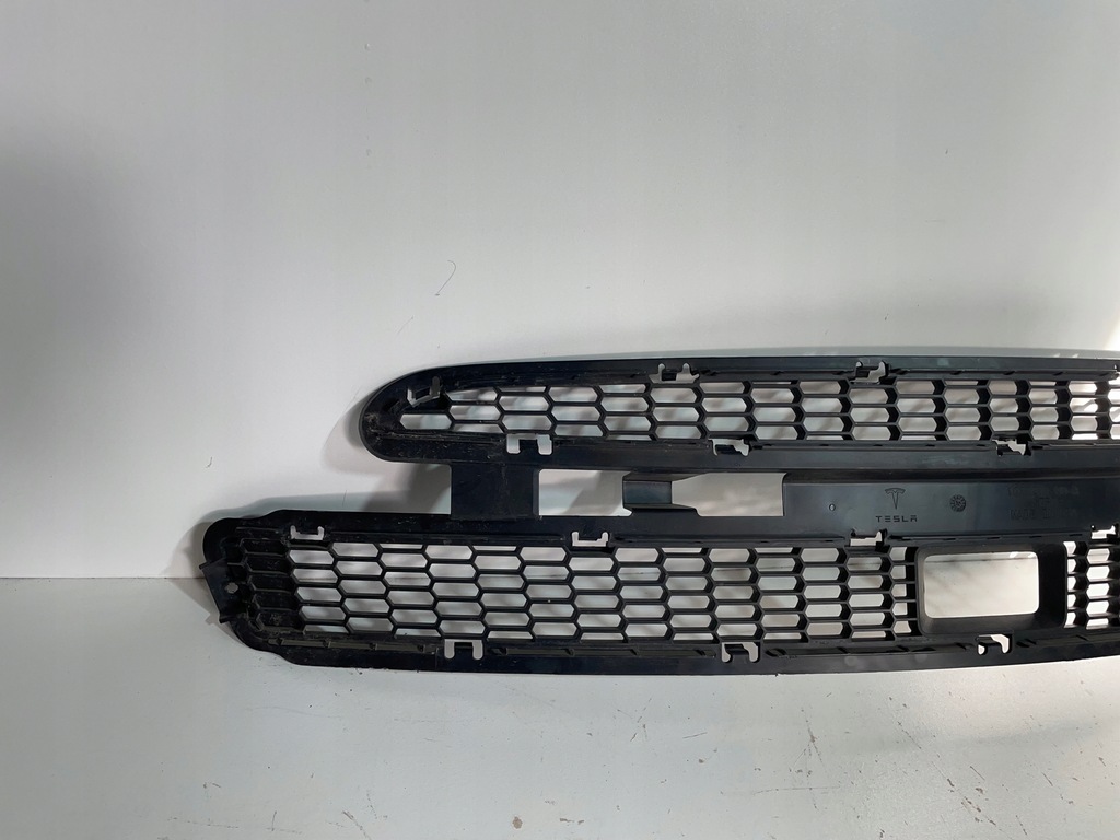 TESLA MODEL S PENTRU GRILĂ BARĂ DE ȘTILUȚĂ RADAR FAȚĂ 1038211-00-A Product image