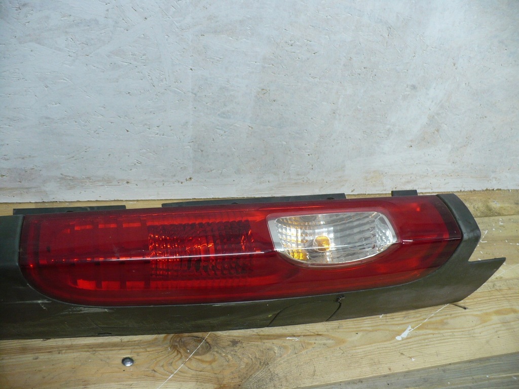 LAMPĂ SPATE VIVARO TRAFIC II STÂNGA 93857722 265A60118R EUROPA Product image