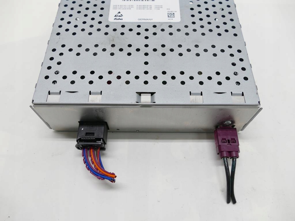 MERCEDES E W212 LIFT AMPLIFICATOR TUNER RADIO W222 Product image