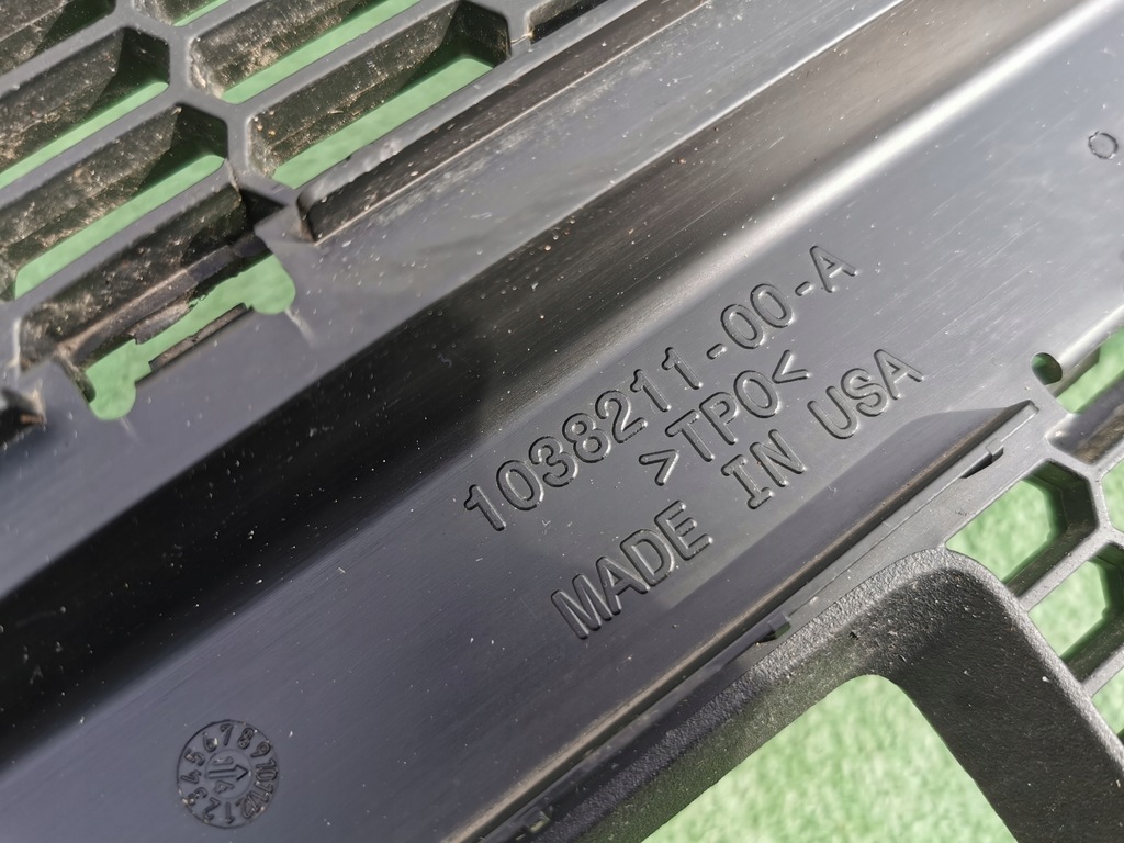 GRILĂ CENTRALĂ BARĂ FATA TESLA S 1038211-00-A Product image