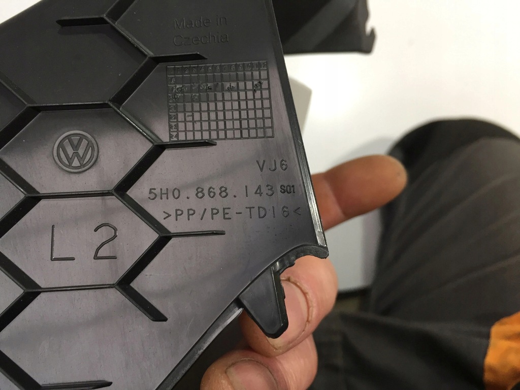 VW GOLF 8 VIII CAPACUL STÂNG DIN PLASTIC PILON FAȚĂ Product image