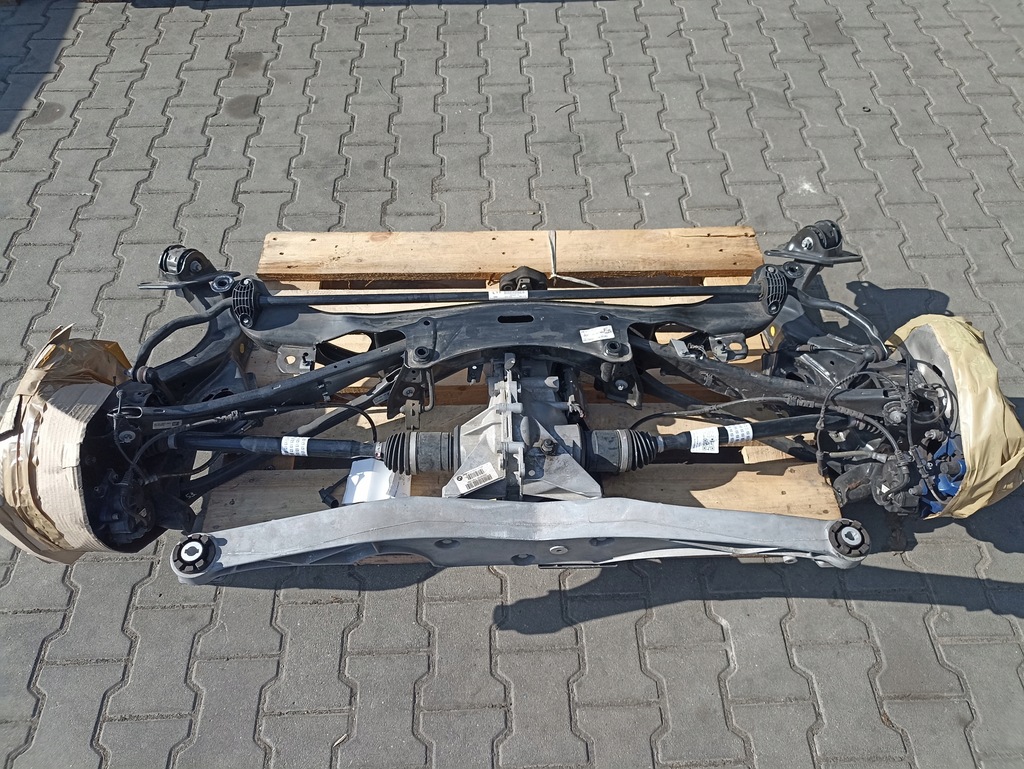Traversa transmisie puntea spate 6858474 X1 X2 F48 F49 F39 Product image