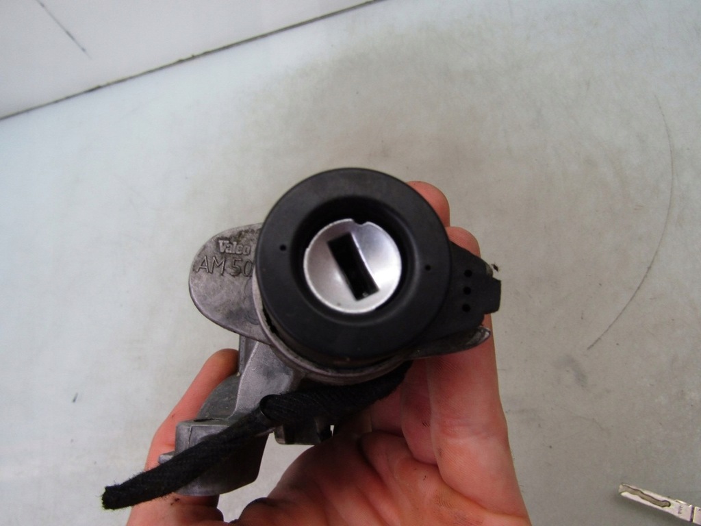 PASSAT B5 1.9 TDI 00R COMUTATOR CU CHEIE 4B0905851A Product image