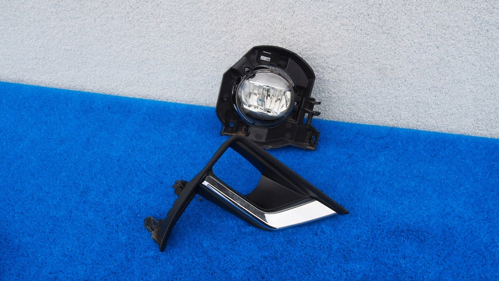 toyota LAND CRUISER VIII 8 prado halogen dreapta stanga LED + cadru cromat Product image