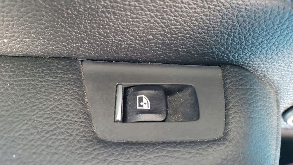 BMW 5' G31 540D XDRIVE PORTĂ LATERALĂ STÂNGA SPATE BANĂ DECORATIVA PIELE Product image