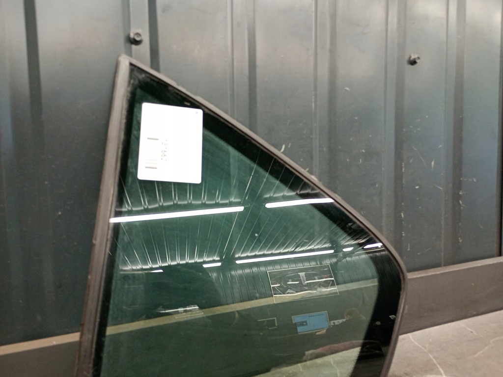 Triunghiul ferestrei ușii din spate stânga BMW E38 94-01R Product image