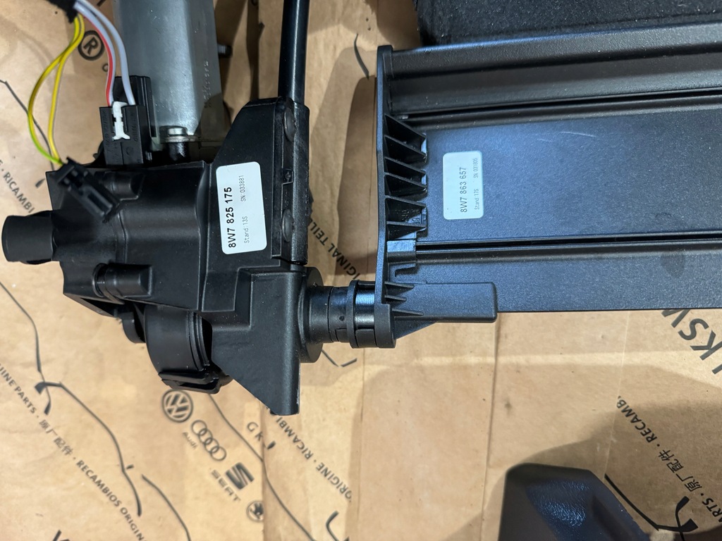 AUDI A5 8W7 COUPE CONVERTIBILĂ SET ACTIONATE ROȘU PENTRU ACȚIONARE PLIANT 8W7871011 Product image