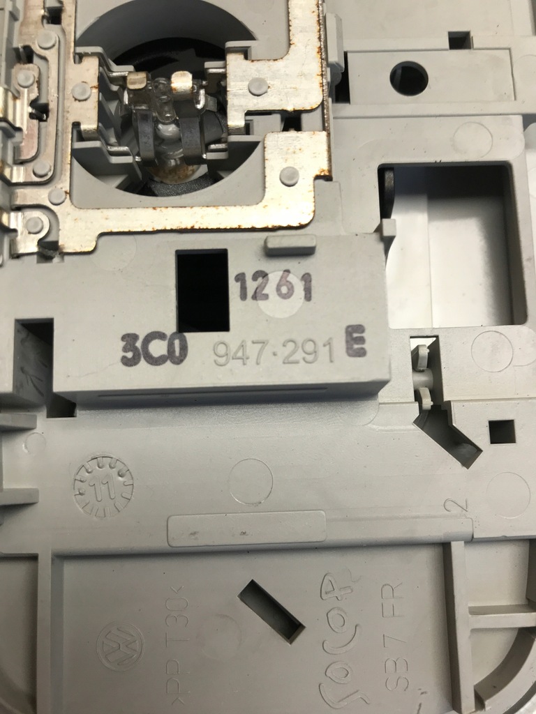 LAMPĂ PENTRU PASSAT B7 3C0947291E Product image