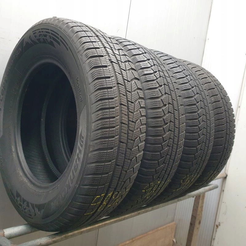 Anvelopă de iarnă Hankook Winter i*cept evo2 SUV W320A 215/70R16 100 T grip Product image