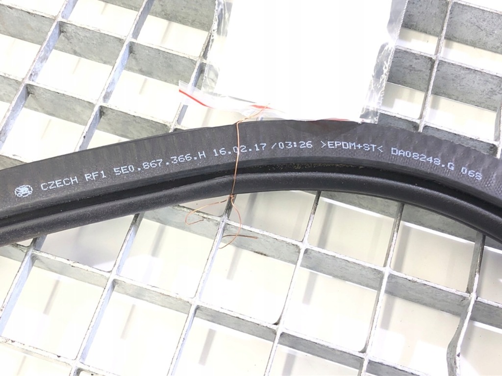 GARNITURA SKODA OCTAVIA III Hatchback 5E0867366H Product image
