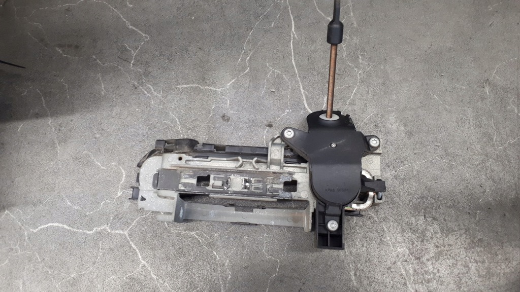 8p1837885a Fixarea mânerului stâng față audi A4 B6 Product image