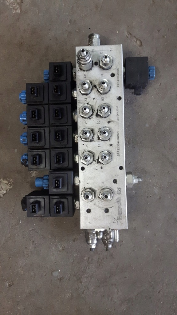 Distribuitor bloc supape KOMBAJN FENDT 6335C vechime 15 ani Product image