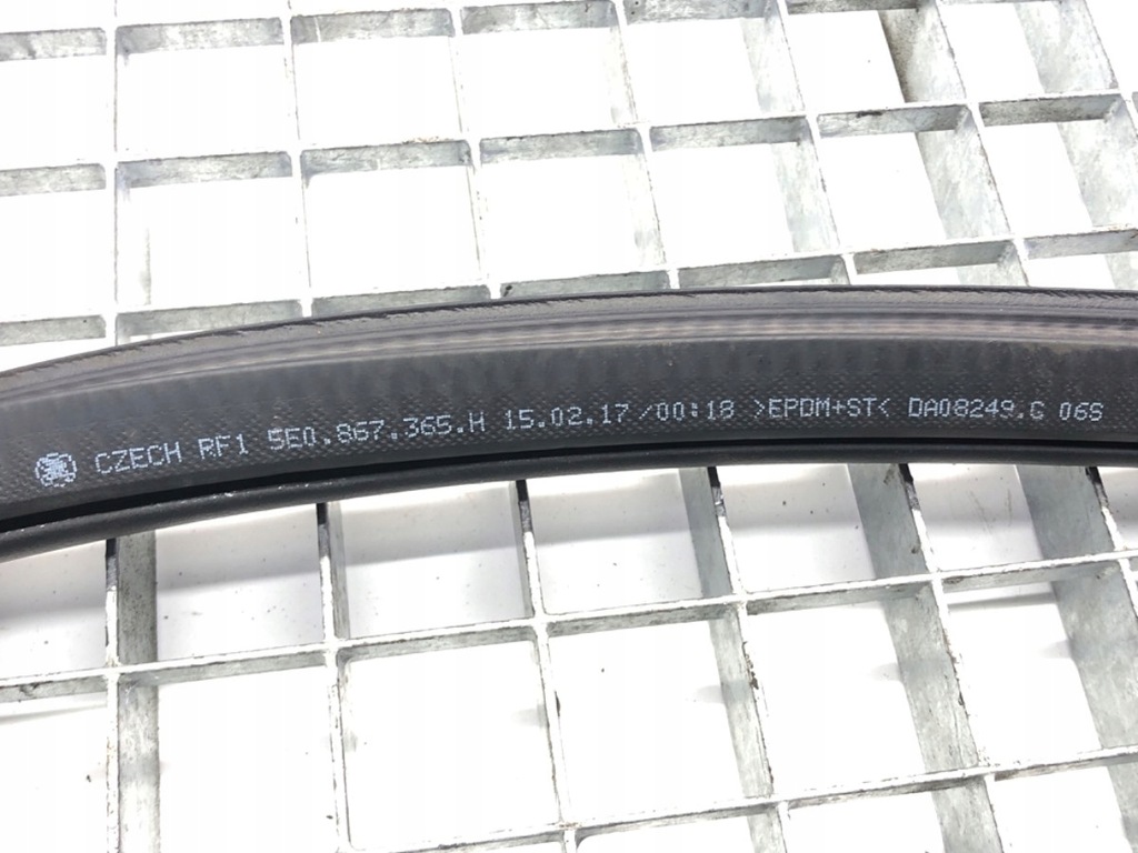 GARNITURA SKODA OCTAVIA III Hatchback 5E0867365H Product image