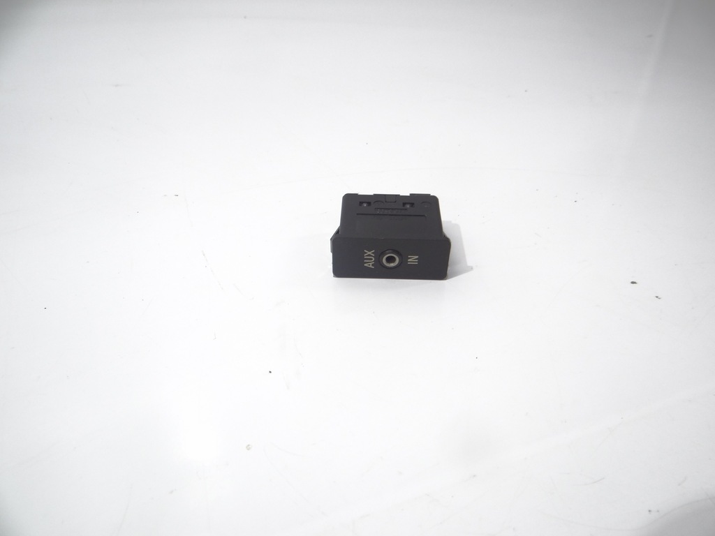 AUX BMW E87 E90 E92 OE 6930561 priză Product image