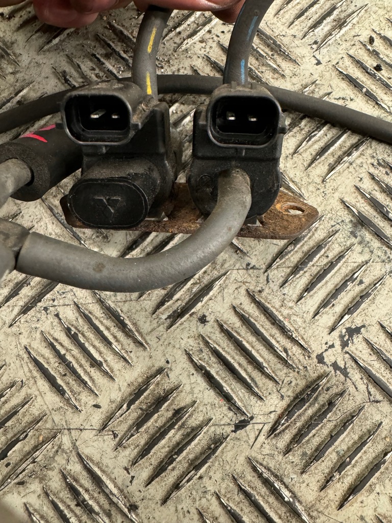 ELECTROVALVE VALVĂ DE CONECTARE AXEA FAȚĂ MITSUBISHI PAJERO 4 IV Product image