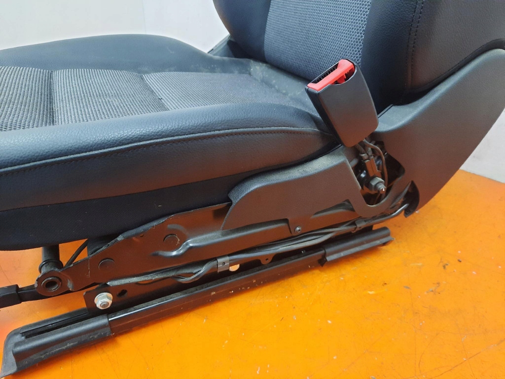 Mercedes Clasa C în 204 07-14 Scaunul pasagerului în față 20420810 Product image