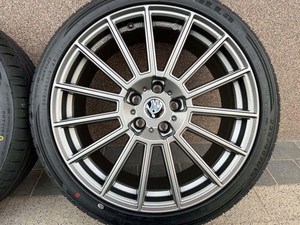 SKODA SUPERB III ROȚI DE VARĂ 235/40R19 AEZ NOU Product image