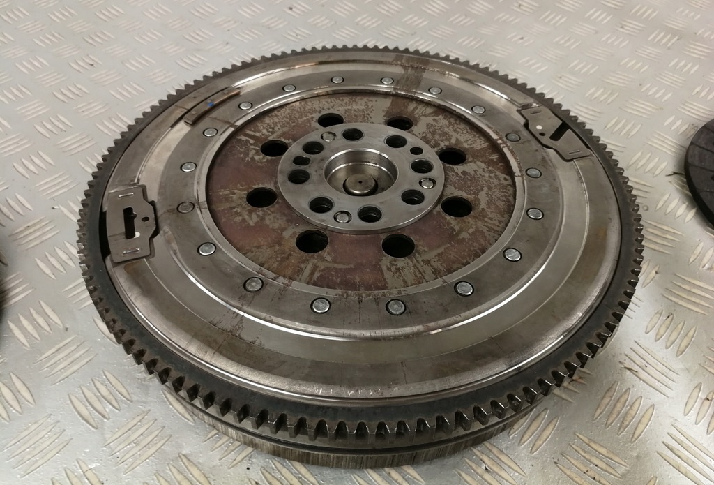 7614326 7614327 placa de presiune ambreiaj volanta dubla masa BMW F20 F21 F22 1.5 T Product image