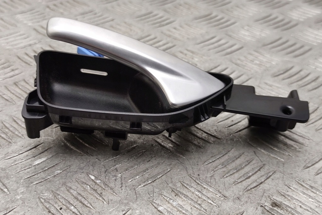 Mânerul intern stâng stânga Mercedes-Benz GLE (W166) A1667600561 2.1L Product image