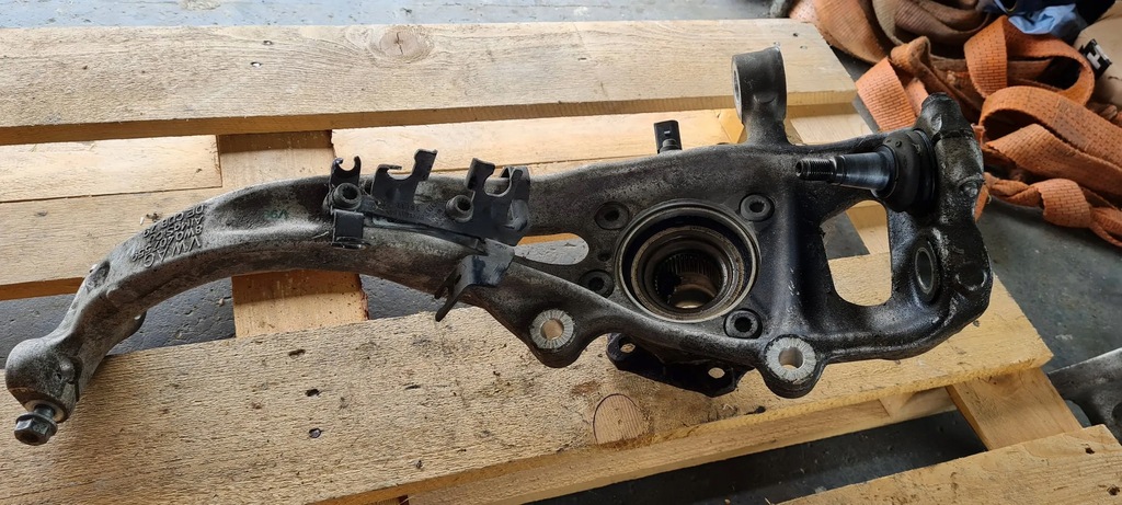 A5 8W Knuckle STÂNGA FAȚĂ STÂNGA 8W0407253F A4 B9 8W Product image