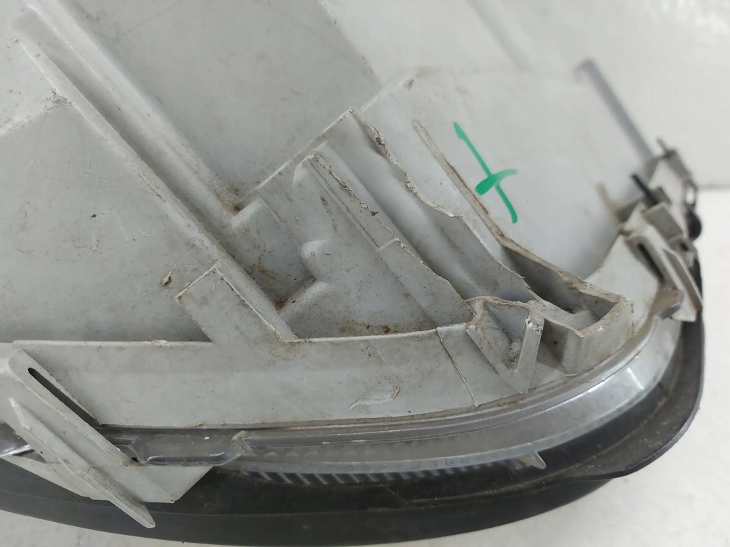 Mercedes-Benz Clasa C 203 W203 reflector fata stanga lampa fata Product image