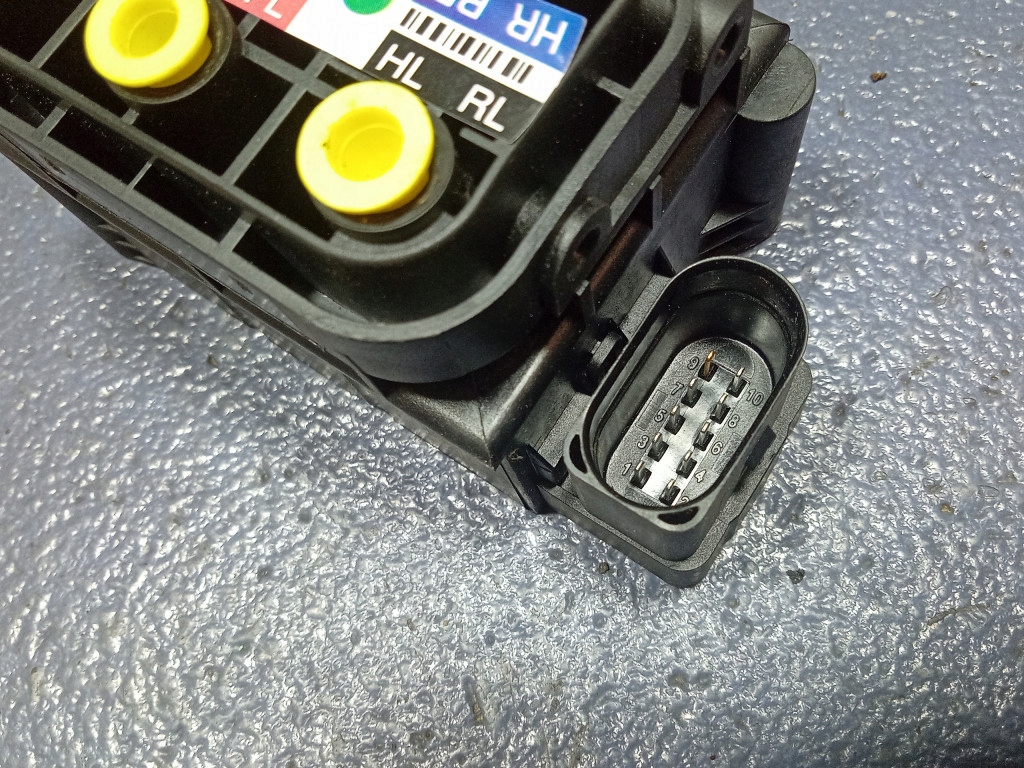 DISTRIBUITOR PNEUMATIC BLOC SUPPA AUDI A6 C7 4H0616013B Product image